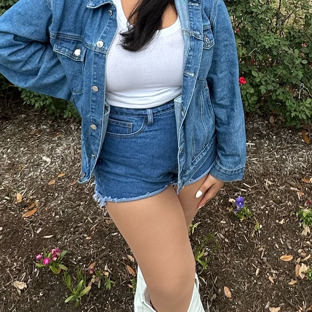 PrettyLittleThing frayed denim shorts